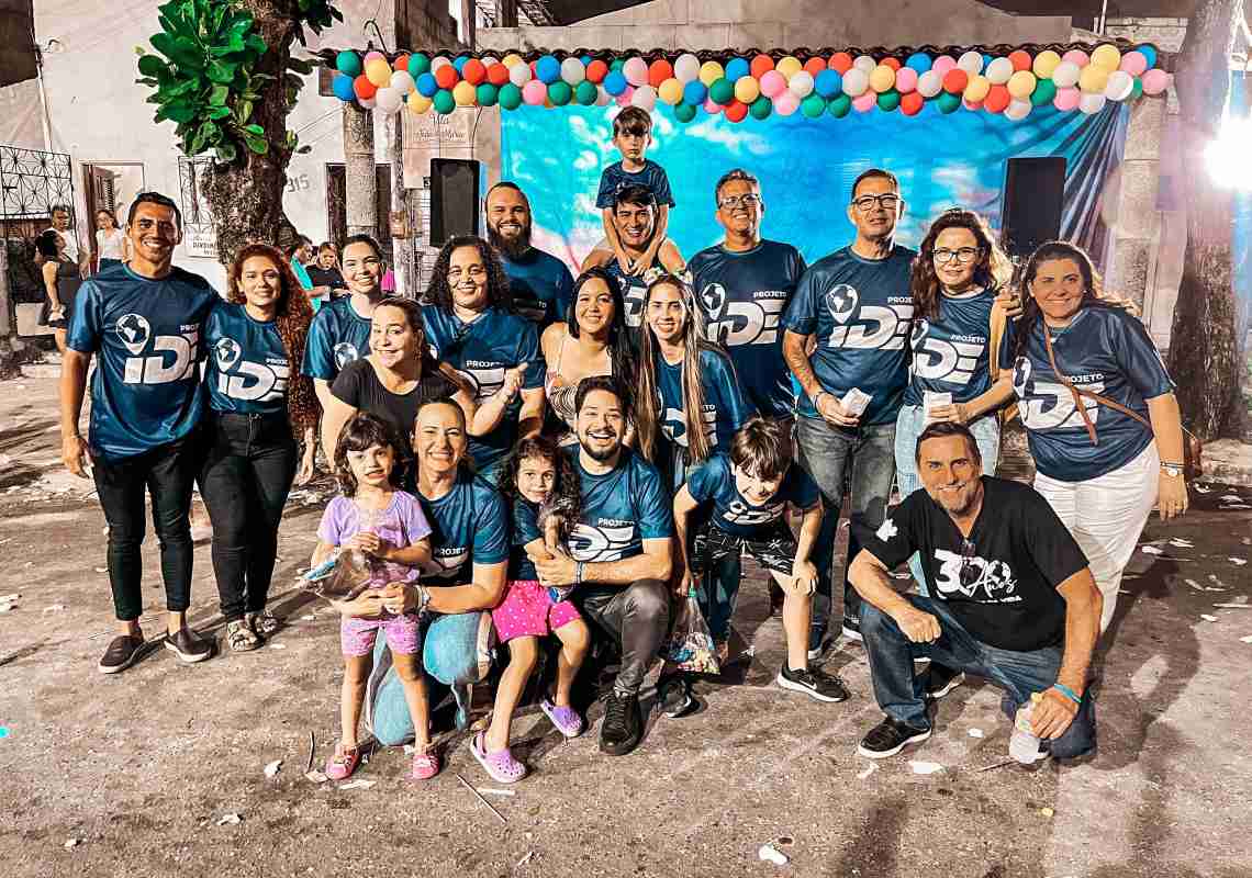 "Festa Solidária da Igreja Fonte da Vida para as Crianças, Encanta Comunidade no Vicente Pinzon com entrega de Presentes e Bíblias!"